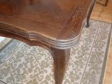 une table sur laquelle sont posées plusieurs figurines