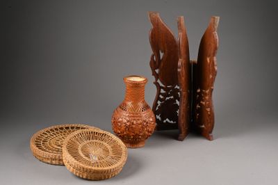 MAGREB, Petite table à thé circulaire en bois, plateau cisel…