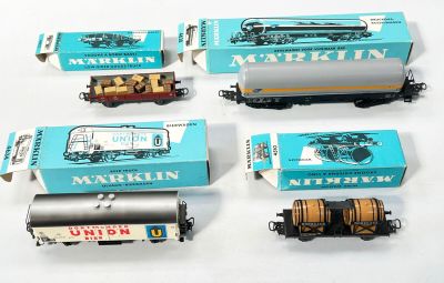 cinq wagons de train miniature différents et une boîte d'allumettes