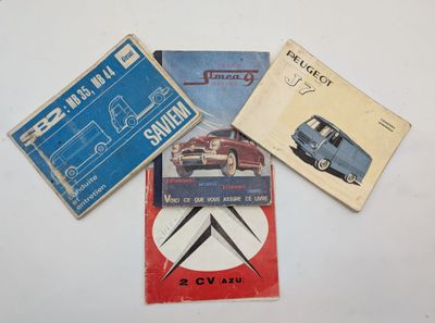 trois livres posés sur une table blanche, avec une voiture bleue et un camion rouge