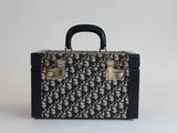 valise monogramme en noir et blanc avec des poignées, sur fond blanc