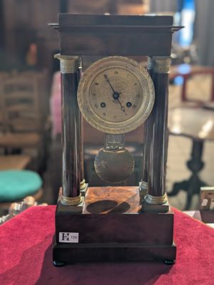 Charmante pendule portique Empire à colonnes détachées - Dim…