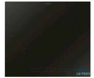 un gros plan d'une surface noire sur fond noir