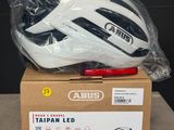 une image représentant un casque blanc posé sur une boîte en carton