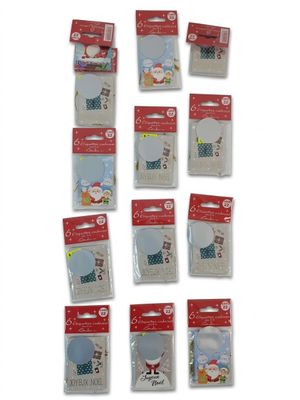 six sachets de décorations de Noël variées sur fond blanc