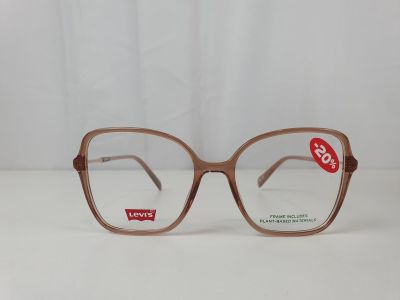 des lunettes posées sur une surface blanche, avec une étiquette rouge sur le côté