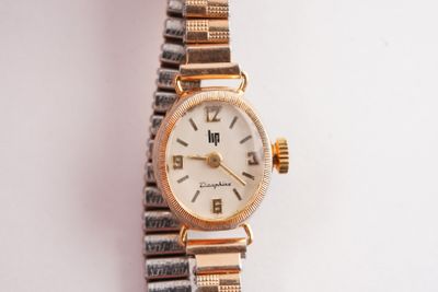 une montre posée sur une surface blanche