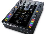 une table de mixage posée sur une table