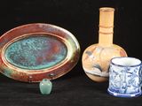 trois vases et une assiette sur fond noir