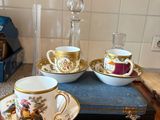 une personne tenant une tasse et une soucoupe sur un plateau