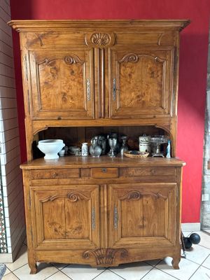 BUFFET DEUX CORPS en bois. Travail du XIXème siècle.