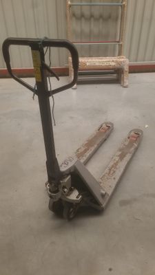 une photo d'un chariot élévateur dans un entrepôt