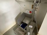 une machine qui se trouve dans le coin d'une pièce