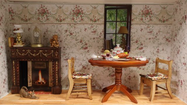 Diorama. Composition miniature, dans une vitrine en bois, vitre e...