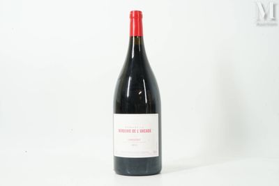 la bouteille de vin rouge est posée sur une surface blanche