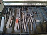 un grand nombre d'outils qui se trouvent dans une boîte