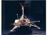 une vieille photo représentant une maquette de rover spatial posée sur une table