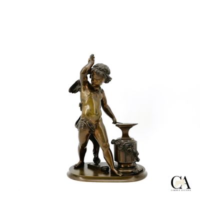 statue en bronze représentant un garçon avec une enclume, posée sur un socle
