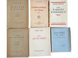 plusieurs livres sont empilés sur une surface blanche