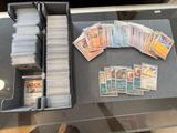 beaucoup de cartes sur une table, dont un grand nombre