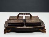 une vieille boîte en bois posée sur une table blanche