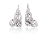 une photo d'une paire de boucles d'oreilles en or blanc et diamants