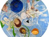 un tableau accroché au mur d'une pièce sur lequel figure une horloge
