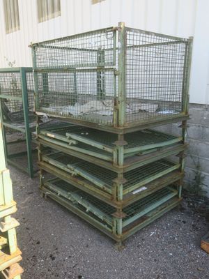 de nombreuses cages empilées les unes sur les autres