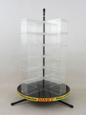 une photo d'une vitrine surmontée de trois étagères