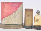 un flacon de parfum à côté d'un bidon et d'un bidon