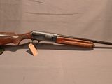 un vieux pistolet avec une poignée en bois et une poignée en bois