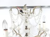 un lustre en cristal suspendu au plafond d'une pièce