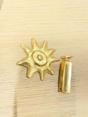 CAROLE SAINT GERMES Paris Broche soleil en métal doré