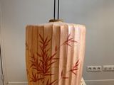 une lampe en bois posée sur une feuille de papier