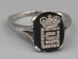 un gros plan d'une bague surmontée d'une couronne
