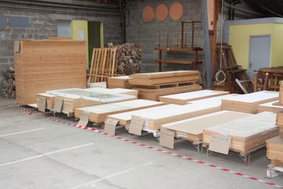 de nombreuses pièces de bois empilées dans un entrepôt