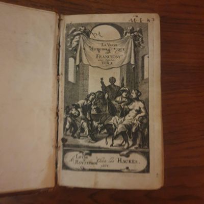 un vieux livre avec la photo d'un groupe de personnes