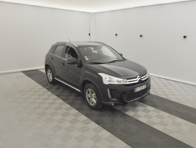 la voiture est garée dans le garage sur le sol en damier