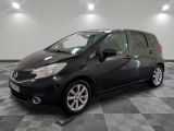 la photo d'une petite voiture noire garée dans un garage
