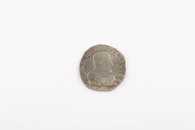 gros plan d'une pièce de monnaie sur une surface blanche