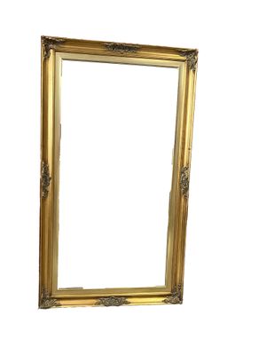 une image représentant un miroir à cadre doré sur fond blanc
