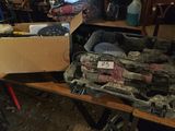 une boîte remplie d'objets assortis sur une table