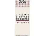 un flacon de crème intensive pour les yeux « Easy Love » sur fond blanc