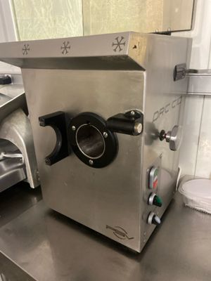 une machine posée sur le comptoir d'une cuisine