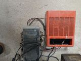 une photo d'une pièce avec tout un tas de fils et un radiateur
