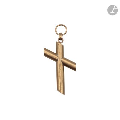 gros plan d'une croix sur une chaîne sur fond blanc