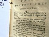un vieux livre écrit posé sur une table
