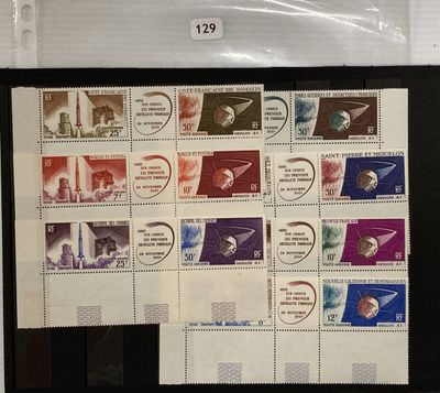 une photo d'une photo d'une station spatiale sur laquelle figurent des timbres