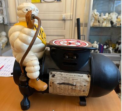 une figurine représentant un homme à moto, portant un casque