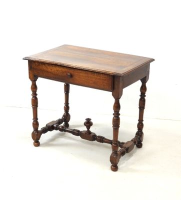 une petite table en bois avec un tiroir